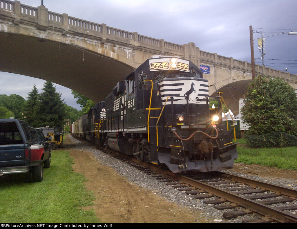 NS H75 southbound during Musikfest